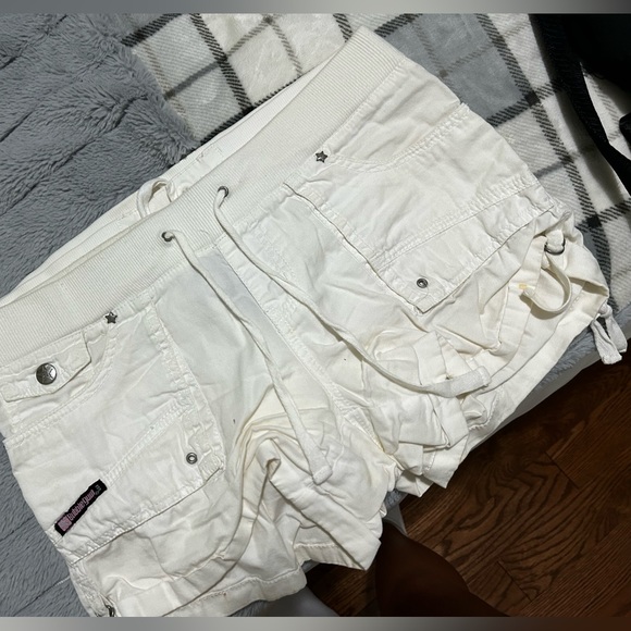 Pair of 2 White Shorts - Picture 4 of 6